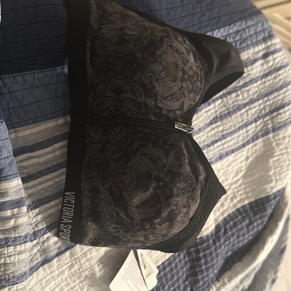 Victoria’s Secret- Victoria Sport sports bra. 32DDD
